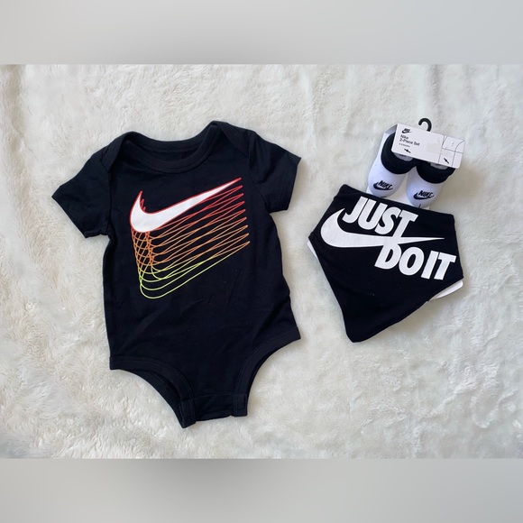 NWT Nike bundle - Picture 2 of 6